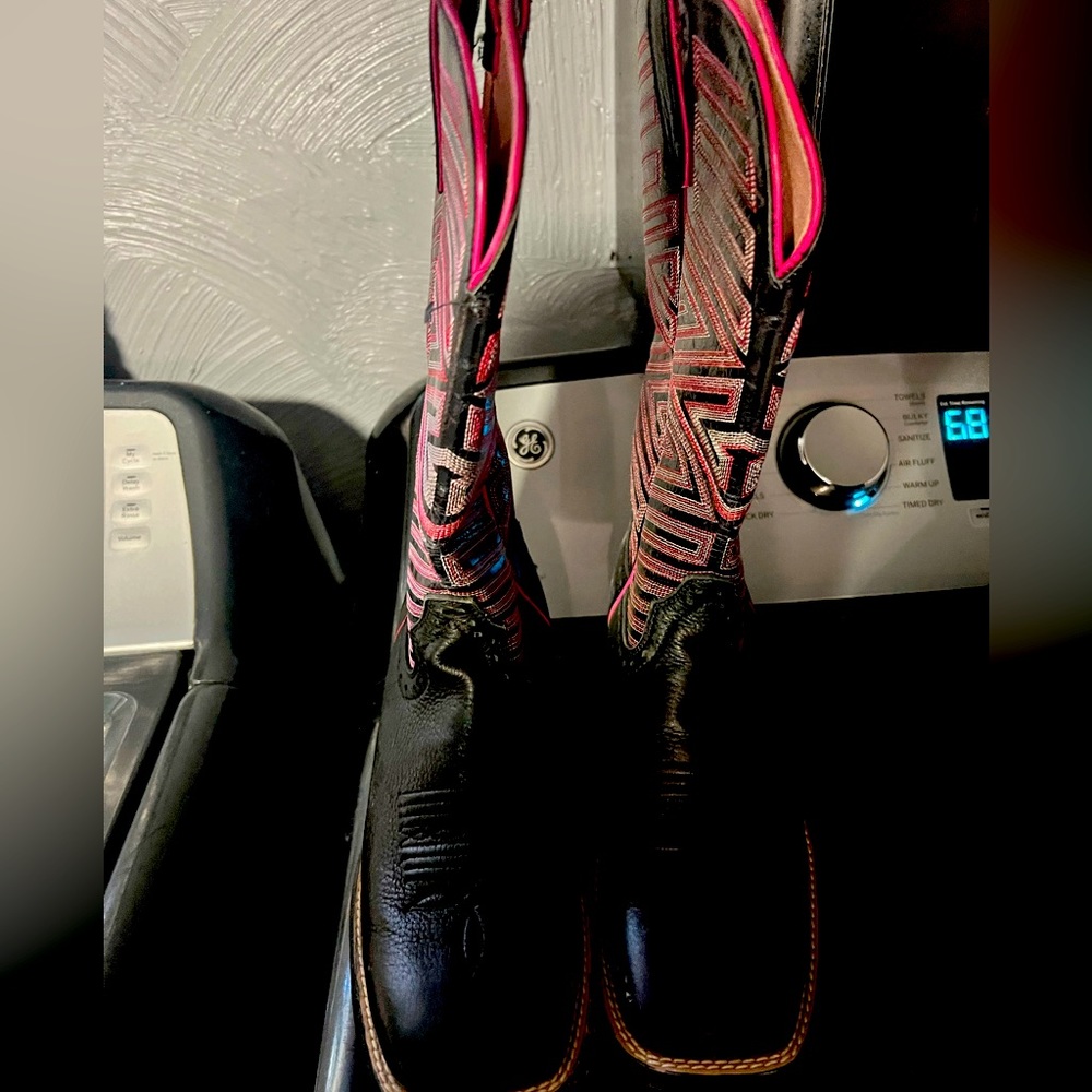 NEW ARIAT Pink & Black Boots Women’s Size 8 Square Toed